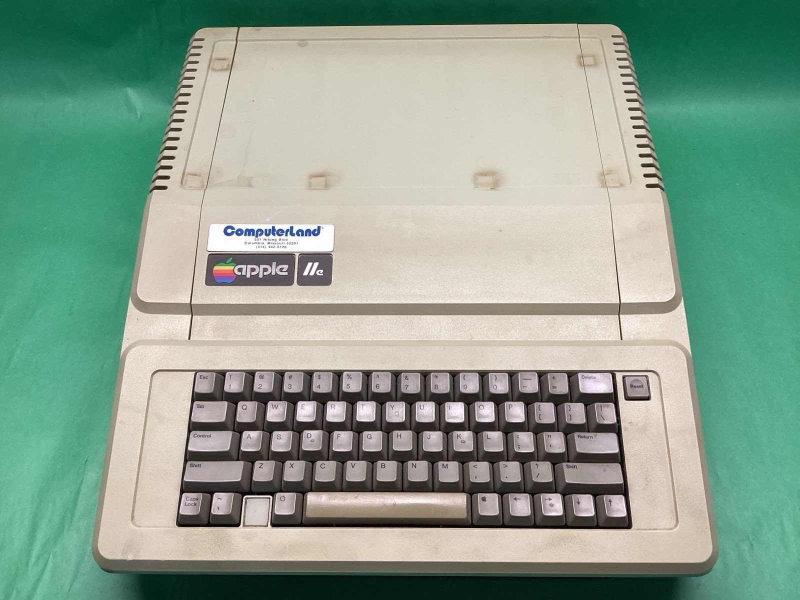 Apple II IIe Computer A2S2064 - NO PSU - FOR PARTS / REPAIR - UNTESTED