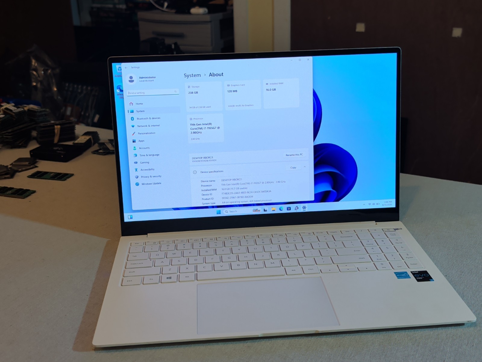 Samsung Galaxy Book2 Pro - 15.6" AMOLED - i7 1260P - 16GB RAM  - 512GB SSD White
