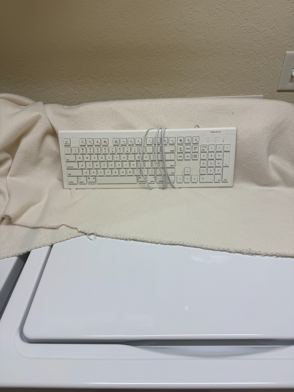 Macally MKEYE USB Wired Keyboard - USED