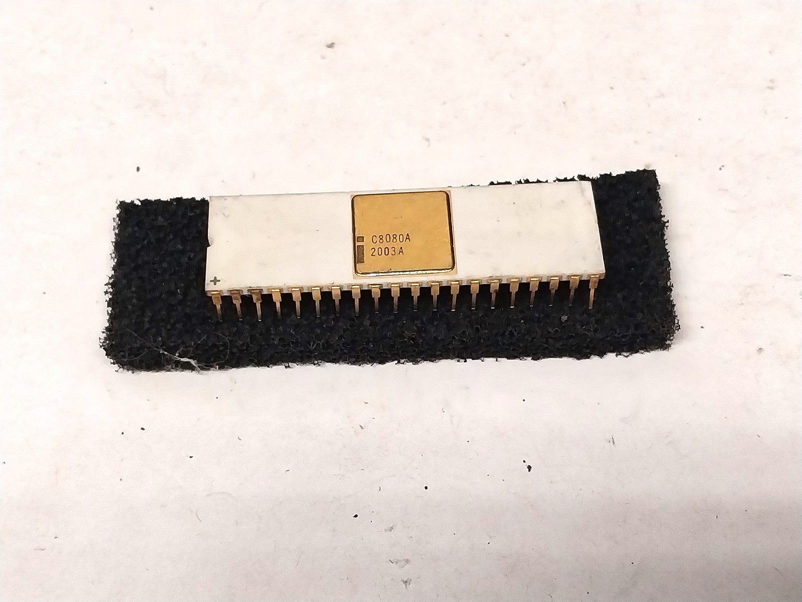 Nice White Ceramic Intel 8080A Microprocessor  Old Vintage Computer Gold IC Chip