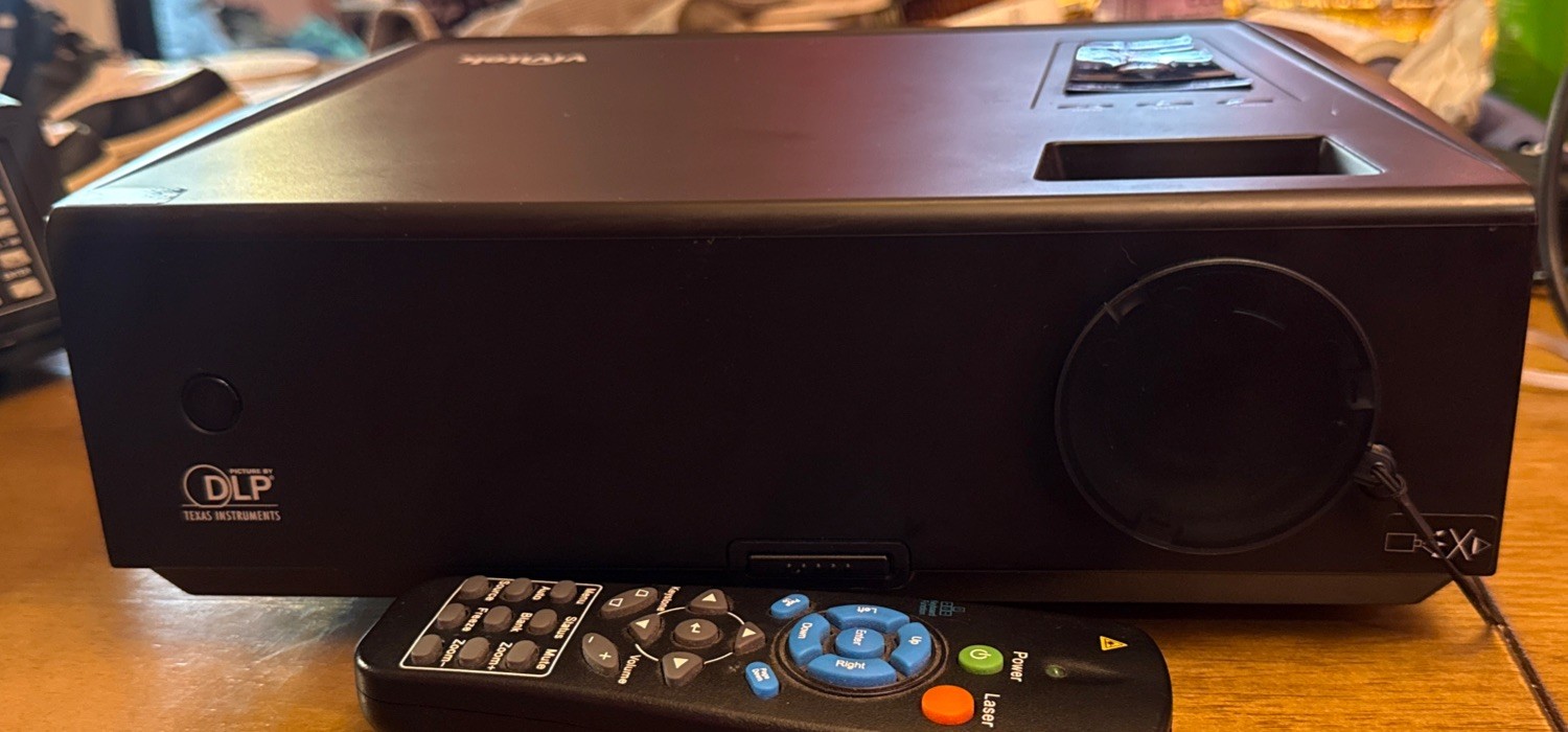 Vivitek D825MS DLP Projector w/ Remote - Tested Fully Functional 