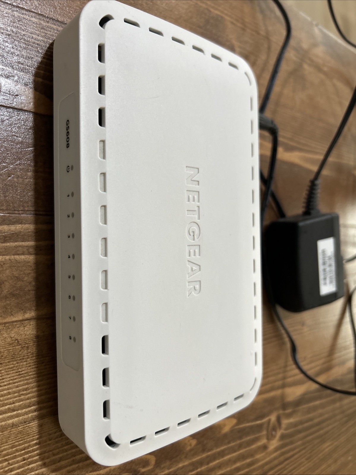 NETGEAR GS608v4 8-Port Gigabit Desktop Switch & Power Supply  +  3x LAN Cables