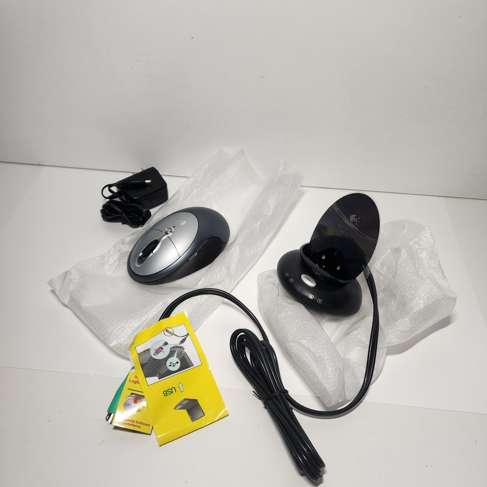 Logitech M-RAK89B Cordless Click Plus Optical Mouse w/Charger NO *BATTERIES* 