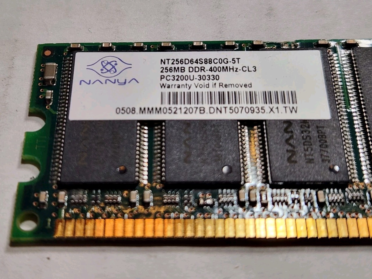 256MB Nanya DDR-400 MHz CL3 PC-3200U Desktop Memory RAM DIMM - NT256D64S88C0G-5T