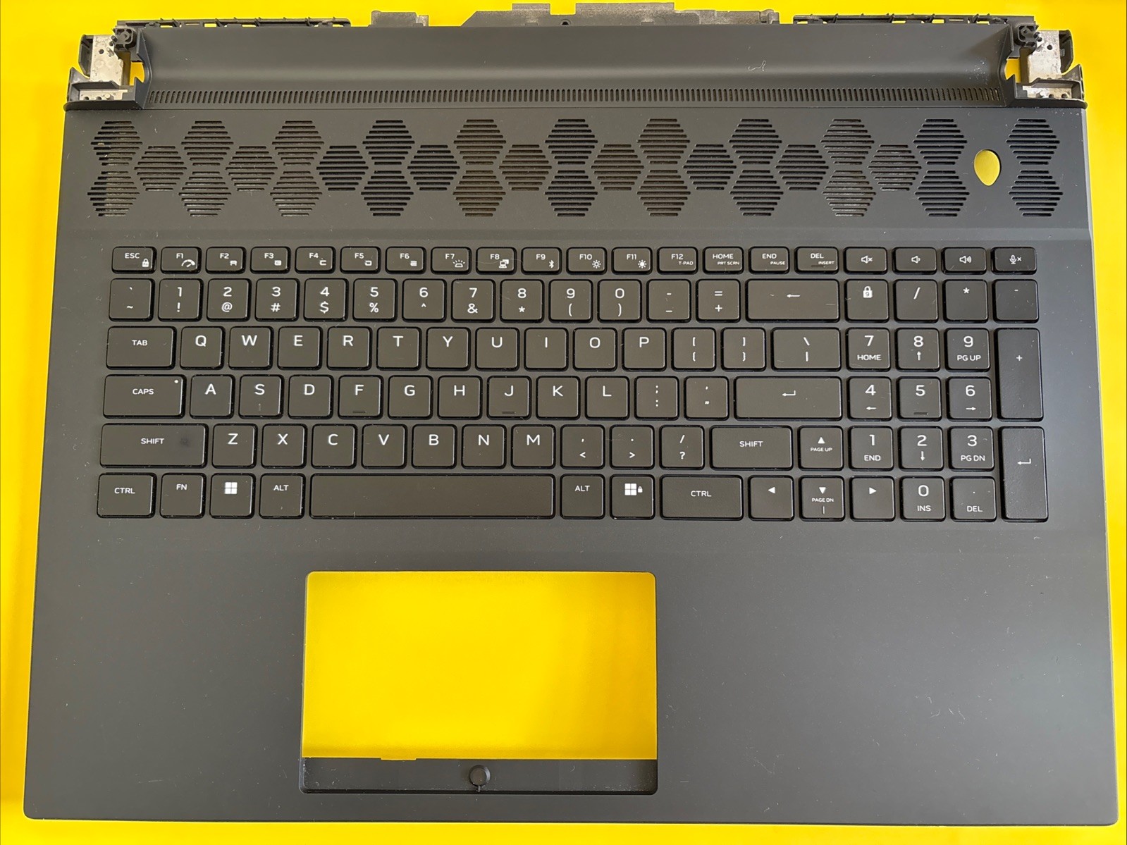Dell ALIENWARE M18 R1 Palmrest BCL US Non Mechanical Bcl Kbd MVCNK  0MVCNK Aw8,1