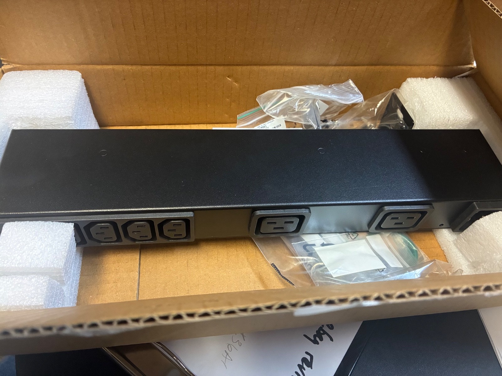 SCHNEIDER ELECTRIC AP6120A Rack PDU Basic 0U/1U 100-240V/20A NEW IN BOX