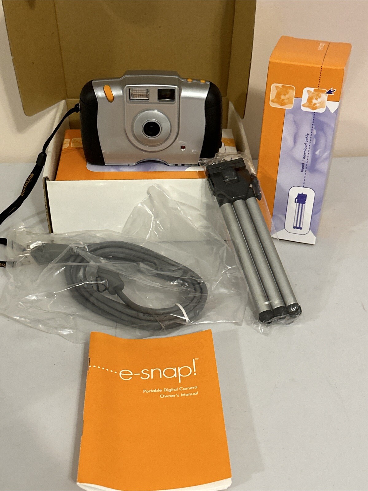 Earthlink Alaris e-Snap Portable Digital Camera w Manual, Tripod & USB Cable