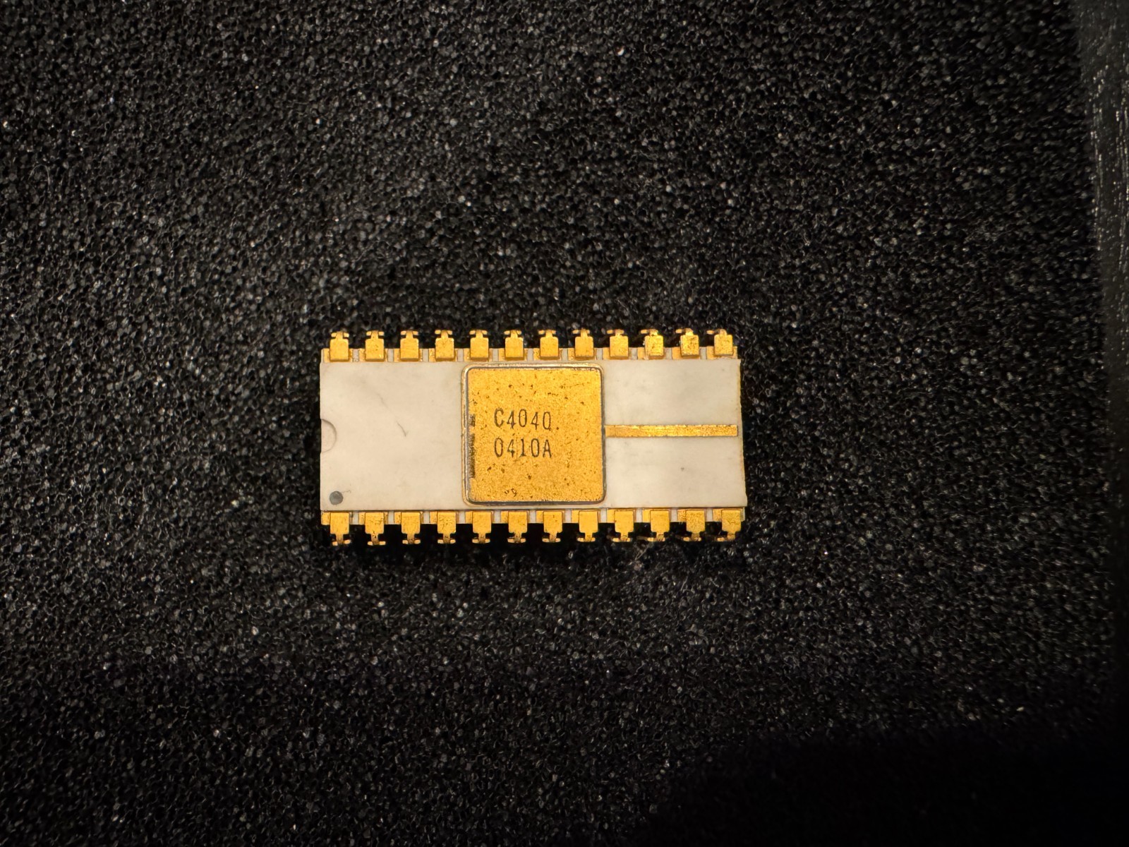 Vintage Intel C4040 White Ceramic CPU in Working Condition MCS40 Family RARE