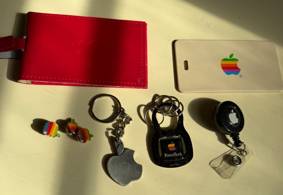 VINTAGE APPLE COMPUTERS EMPLOYEE / EXECUTIVE LOT  PINS, KEY CHAINS, LUGGAGE TAGS