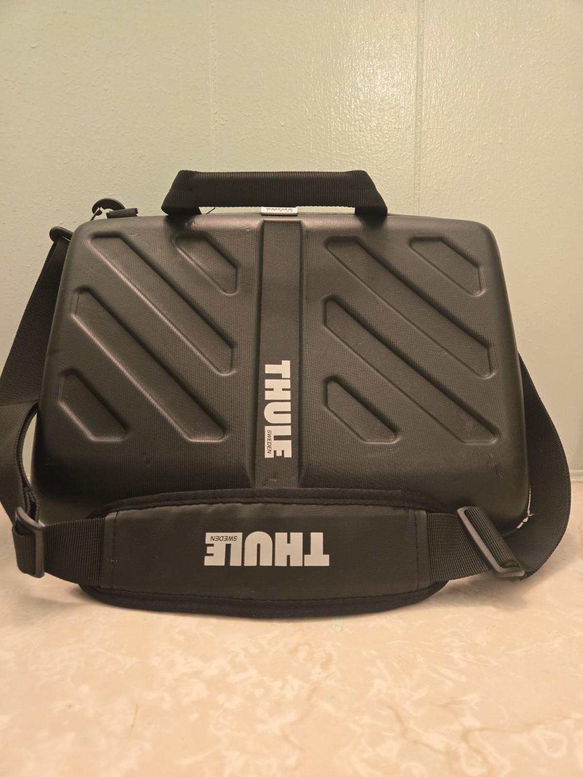 Thule Gauntlet 13” Laptop MacBook Pro iPad Hard Shell Attache Case Black