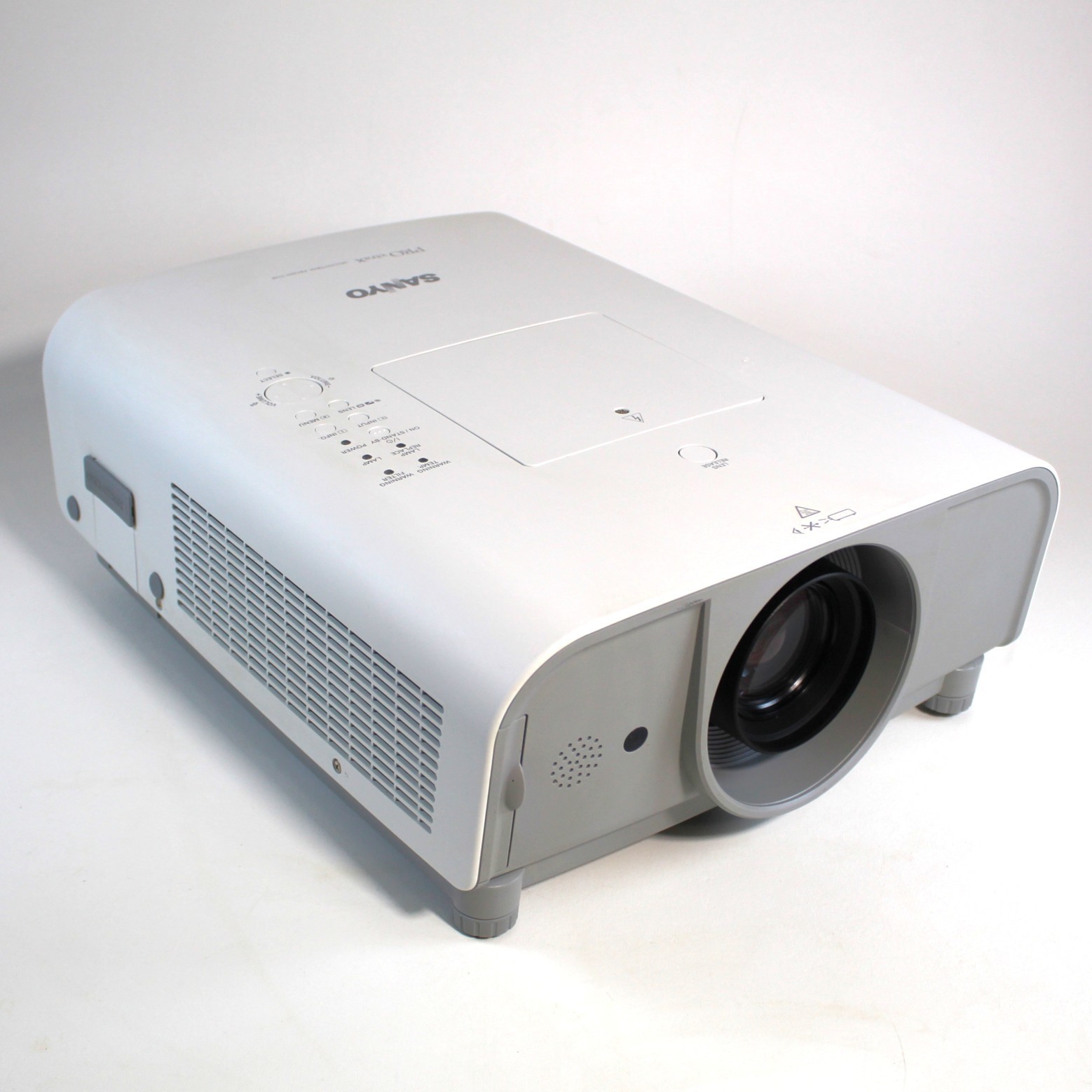 SANYO PLC-XT25 Pro XtraX Multiverse Projector XGA 4,500 Lumens 344 Lamp Hours