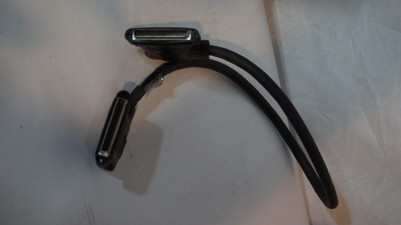 QUANTUM/ADIC 2' TAPE LIBRARY 68-PIN LVD SCSI RIGHT-ANGLE CABLE 61-3039-02
