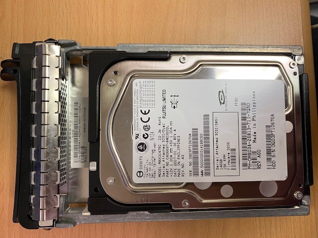 FUJITSU MAX3147RC SAS 146GB 15K RPM P/N CA06697-B40300DL HDD WITH TRAY