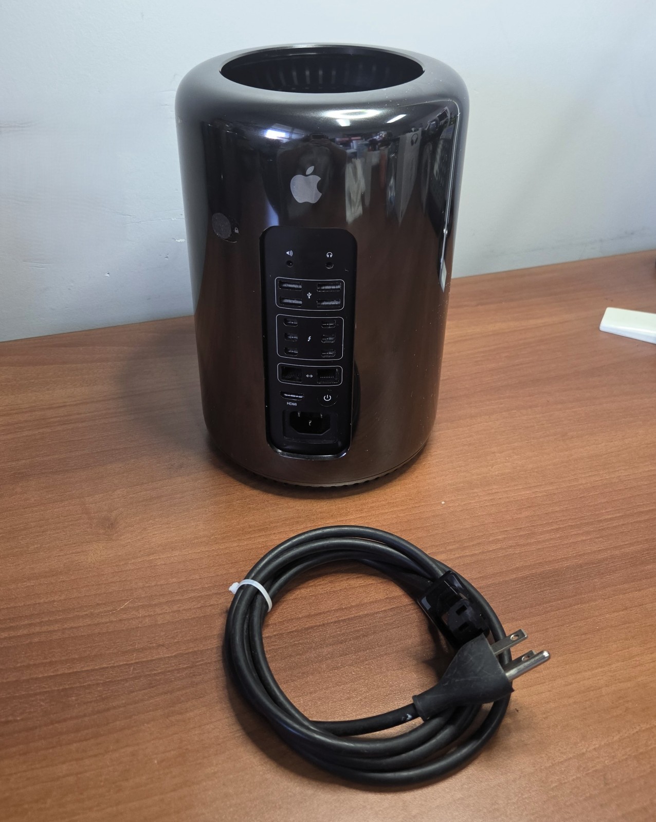 Apple Mac Pro 2013 3.5 GHz 6-Core Xeon E5 64GB RAM 1 TB SSD AMD FirePro D500