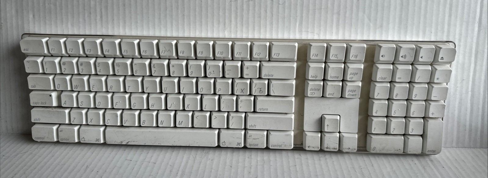 Apple A1016 M9270LL/A Wireless Keyboard Mac - Full Sized Numpad Bluetooth