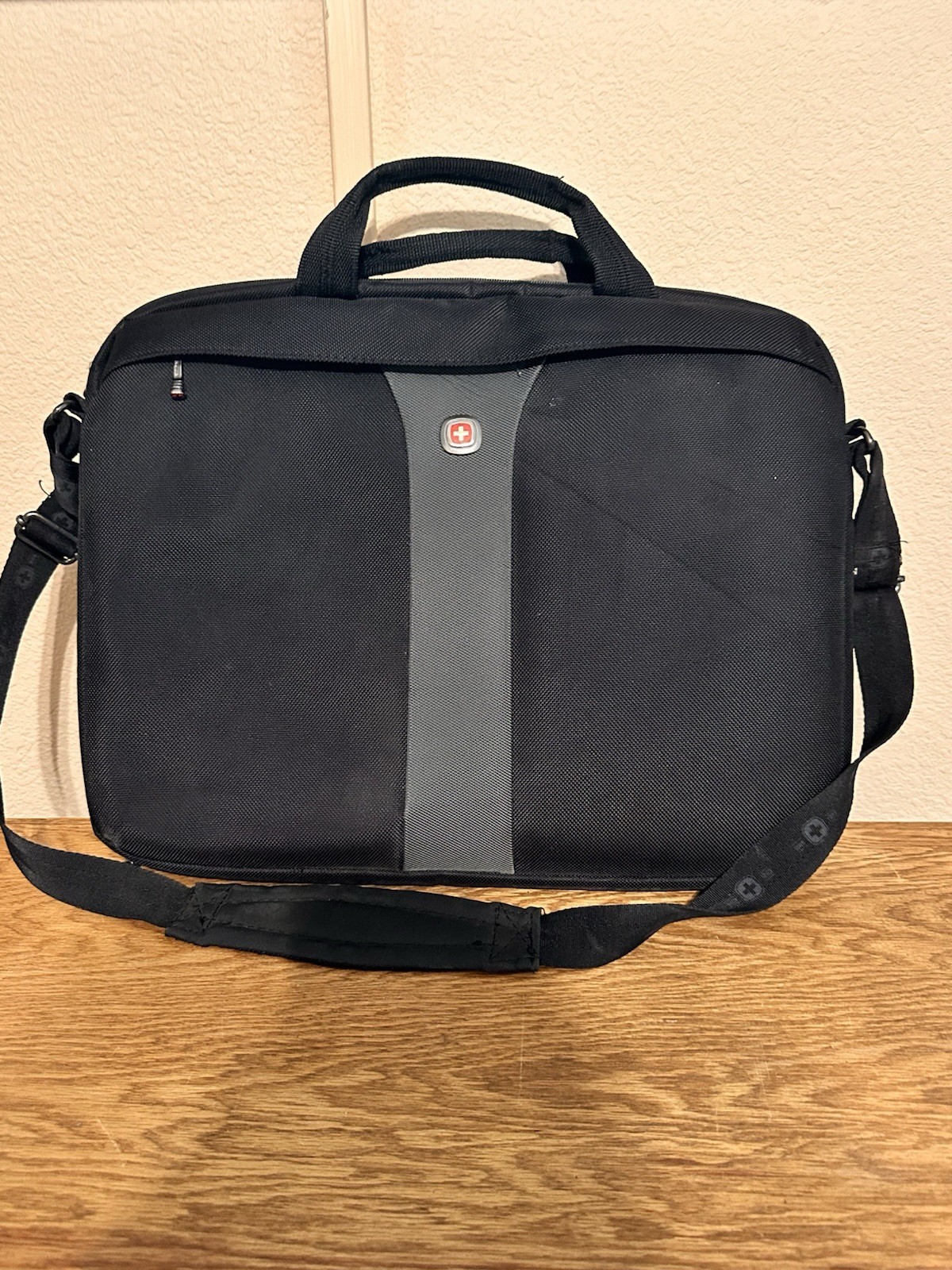 SwissGear Legacy 17-Inch Laptop Bag Briefcase With Shoulder Strap Chckpnt Frndly