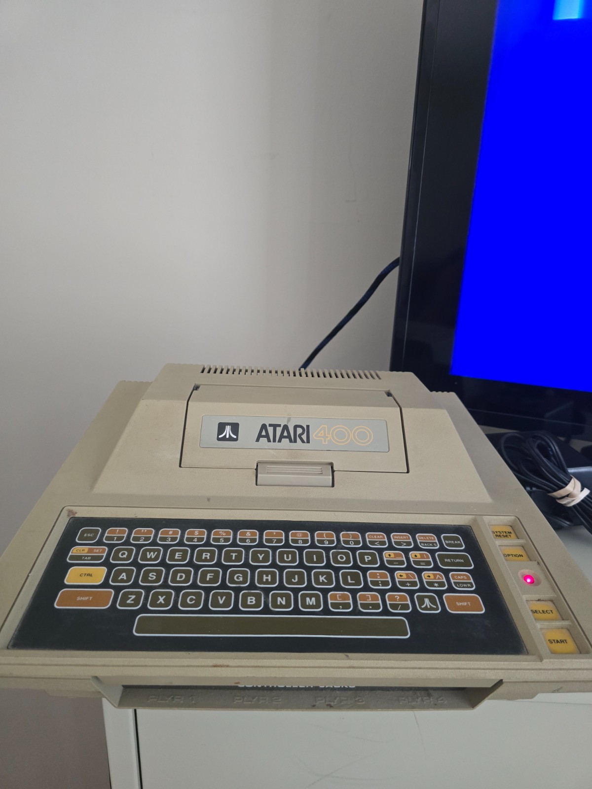 Atari 400 Computer - 16k RAM, Basic Cartridge, & Power Supply CO14319 AV 07213