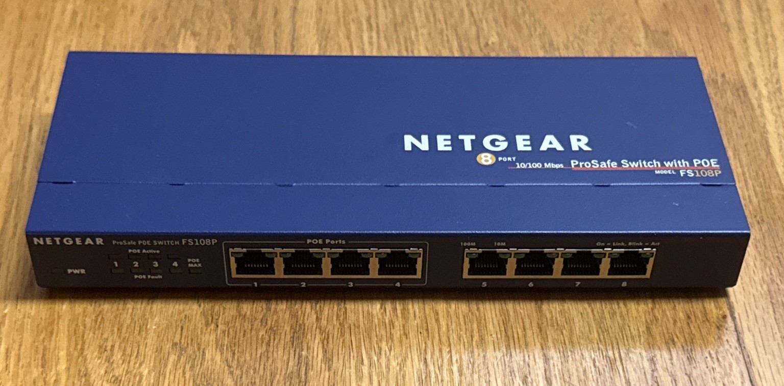 NetGear  ProSafe (FS108P) 8-Ports External Switch - NetGear FS108P