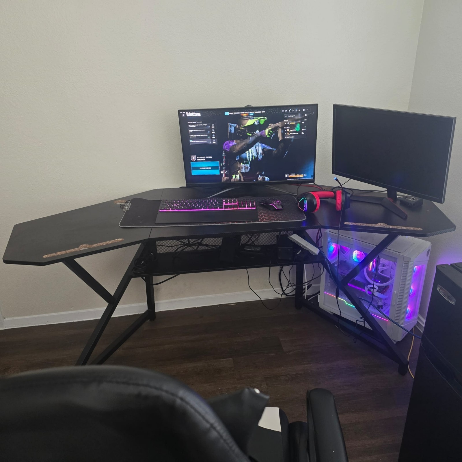 Gaming computer with 2 monitors, includes desk and chair.