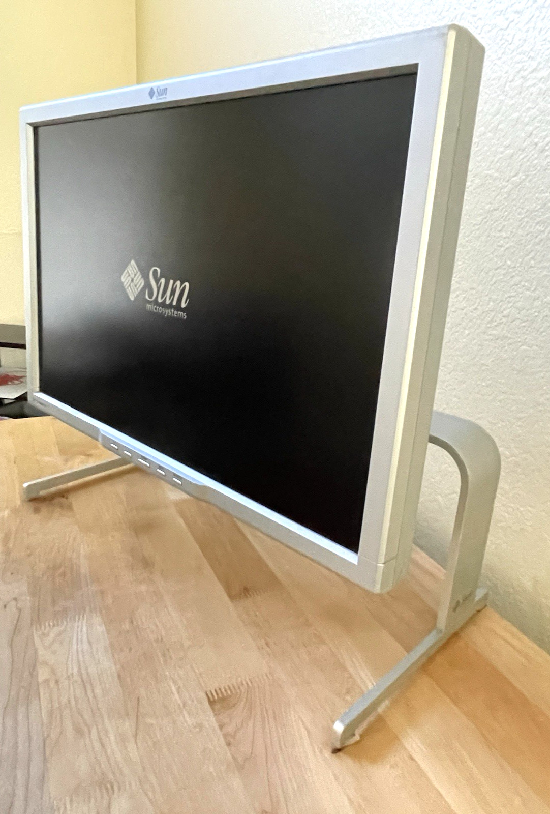 NICE SUN MICROSYSTEMS FLAT PANEL LCD MONITOR 24" WDZF VGA DVI w STAND 365-1434