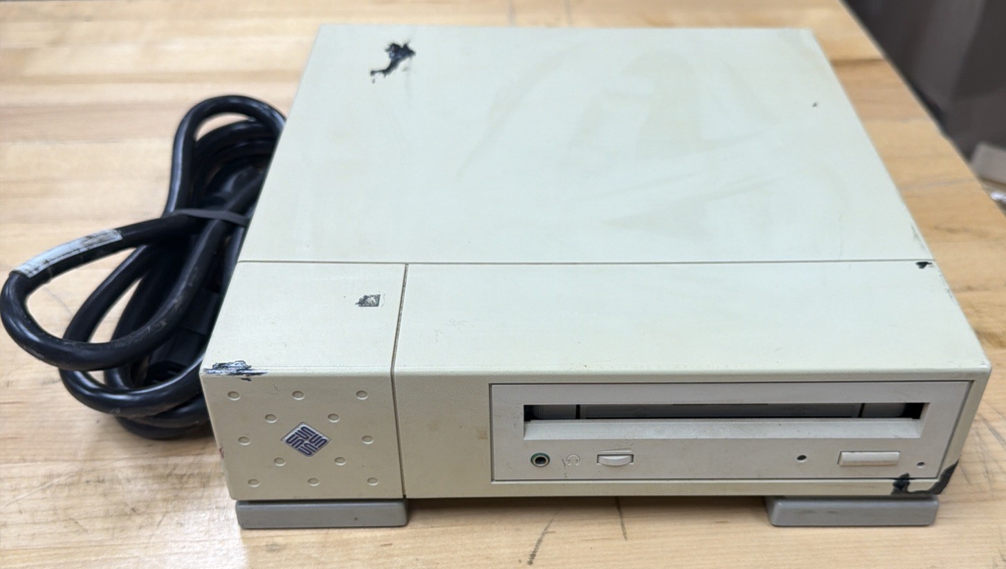 Sun Microsystems Model 411 External SCSI CD-ROM Drive (powers On) W/ Power Cord