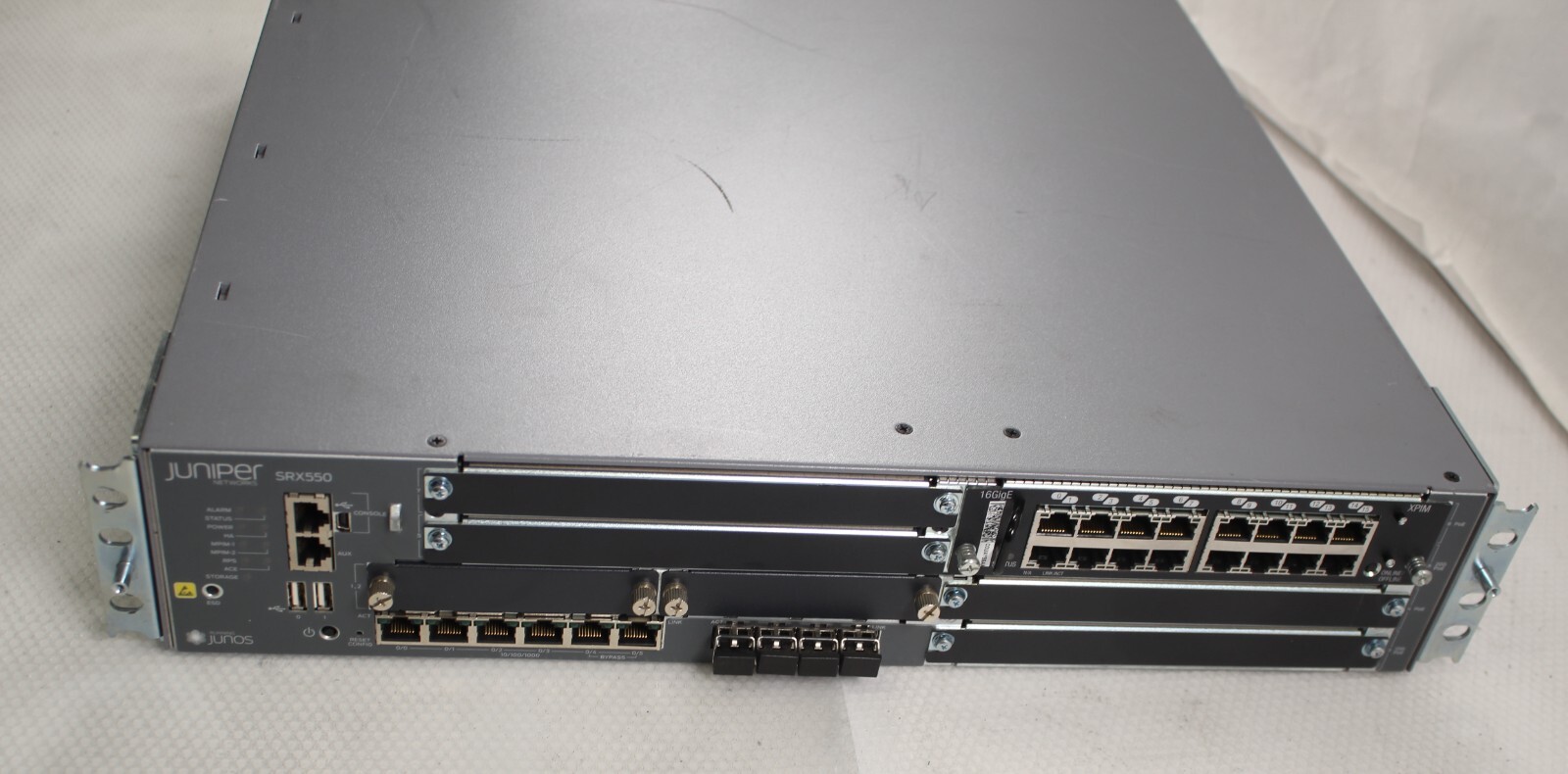 Juniper Networks SRX550 Services Gateway Security Appliance w/ XPIM module