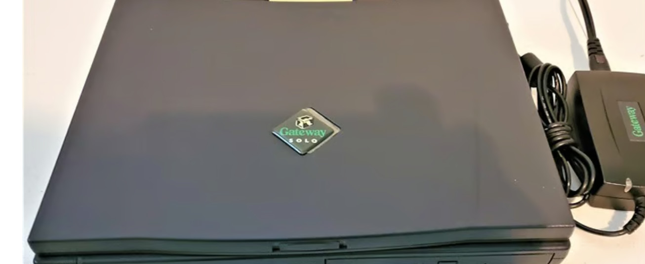 Vintage Gateway Model Solo 2500 Laptop Computer