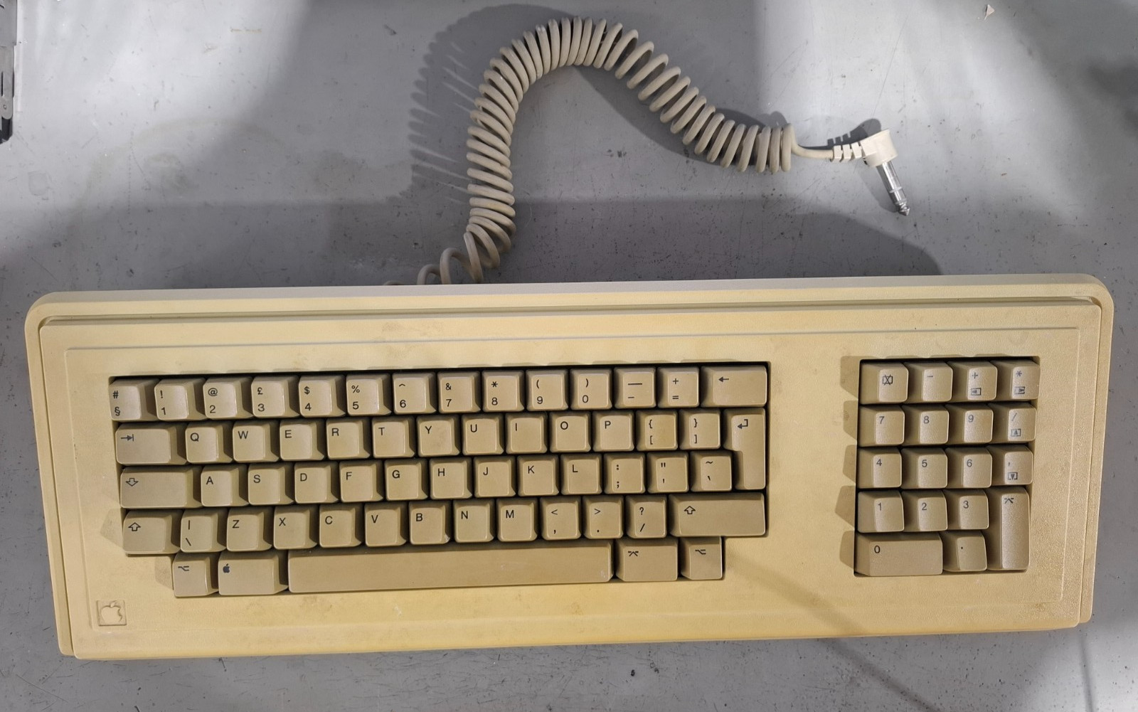 Vintage Apple Lisa Keyboard A6MB101 1983-1986 Cleaned Yellow, MINT Coiled Cable