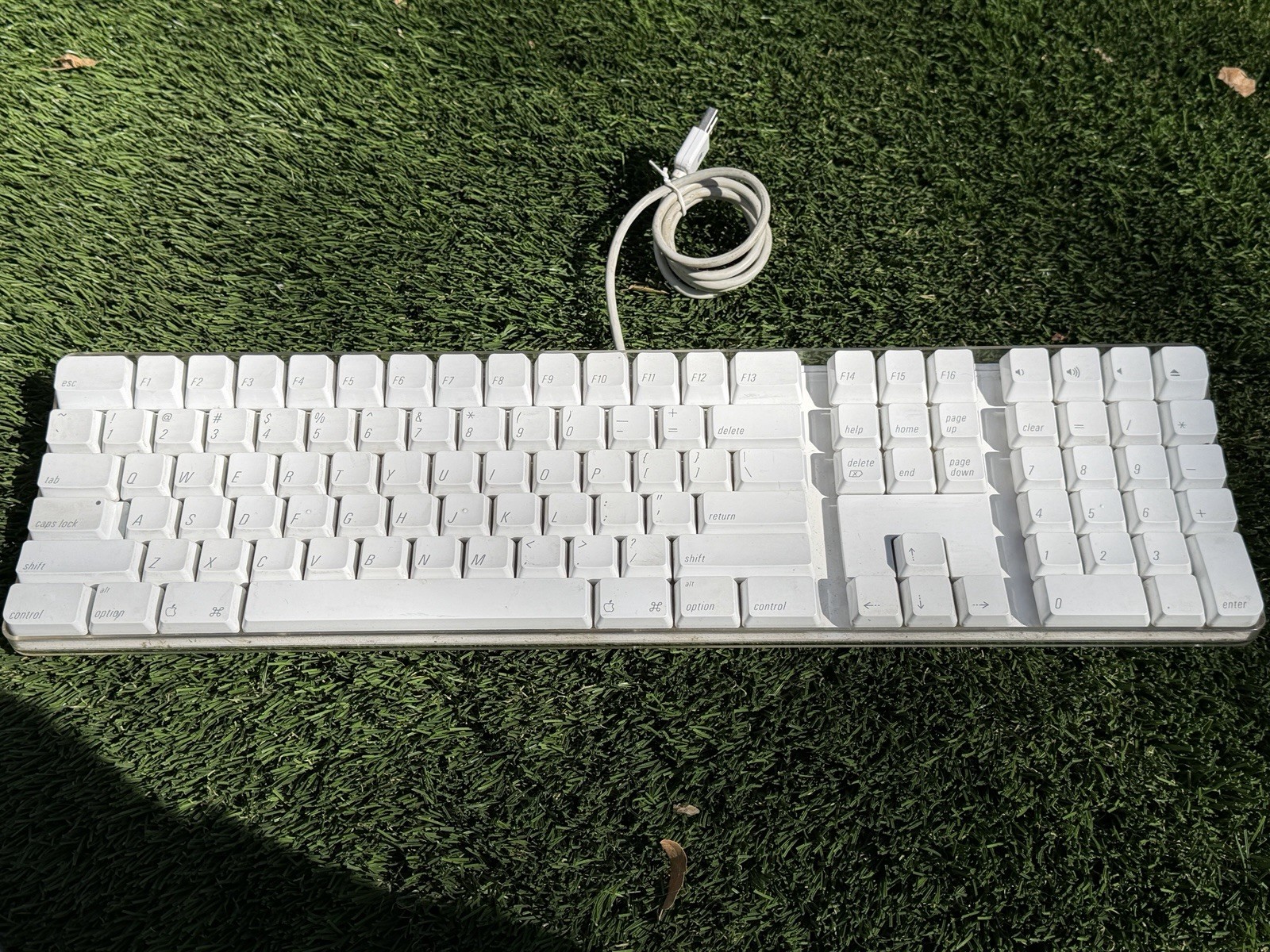 Genuine Apple A1048 Wired USB Keyboard w/ 2 USB Ports - Tested