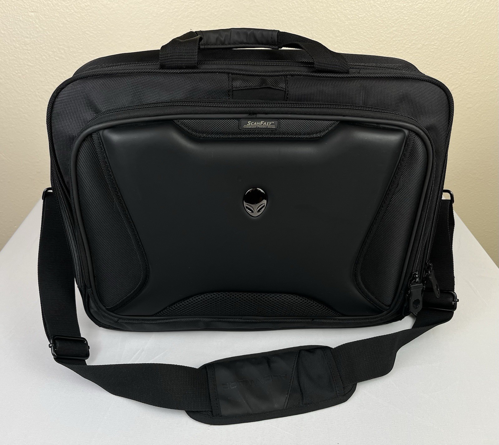 Alienware Orion 17” Messenger Bag Black ScanFast Checkpoint Friendly VGC