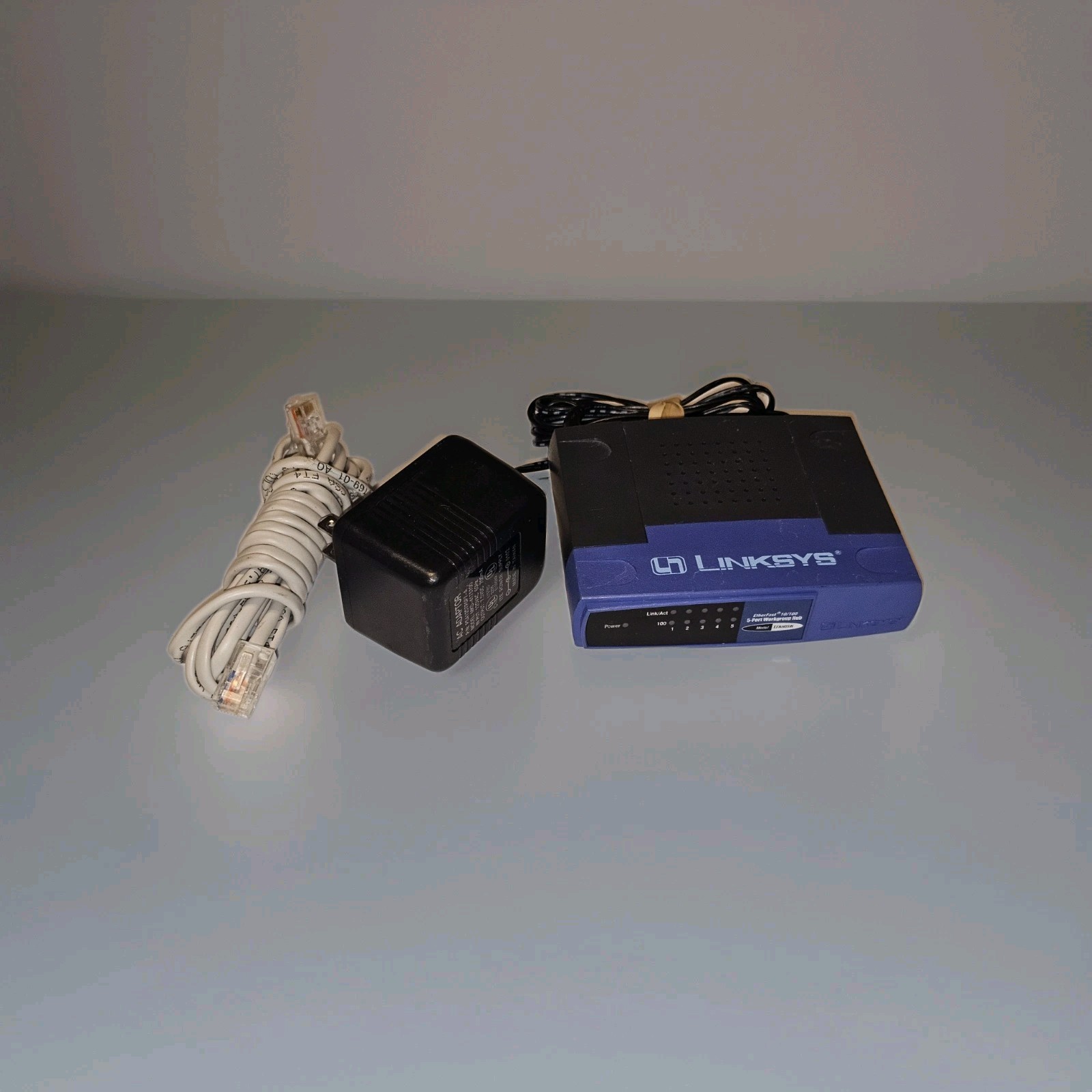Linksys EFAH05W V2 5-Ports Workgroup Hub Etherfast 10/100 Mbps