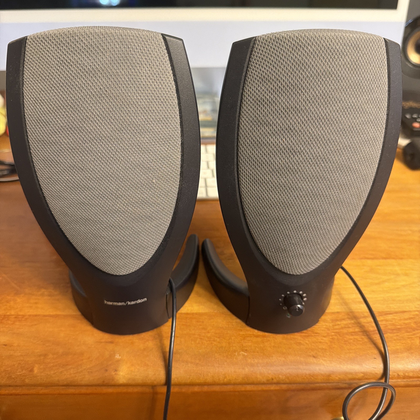 SET OF COMPUTER SPEAKERS DELL & HARMON KARDON