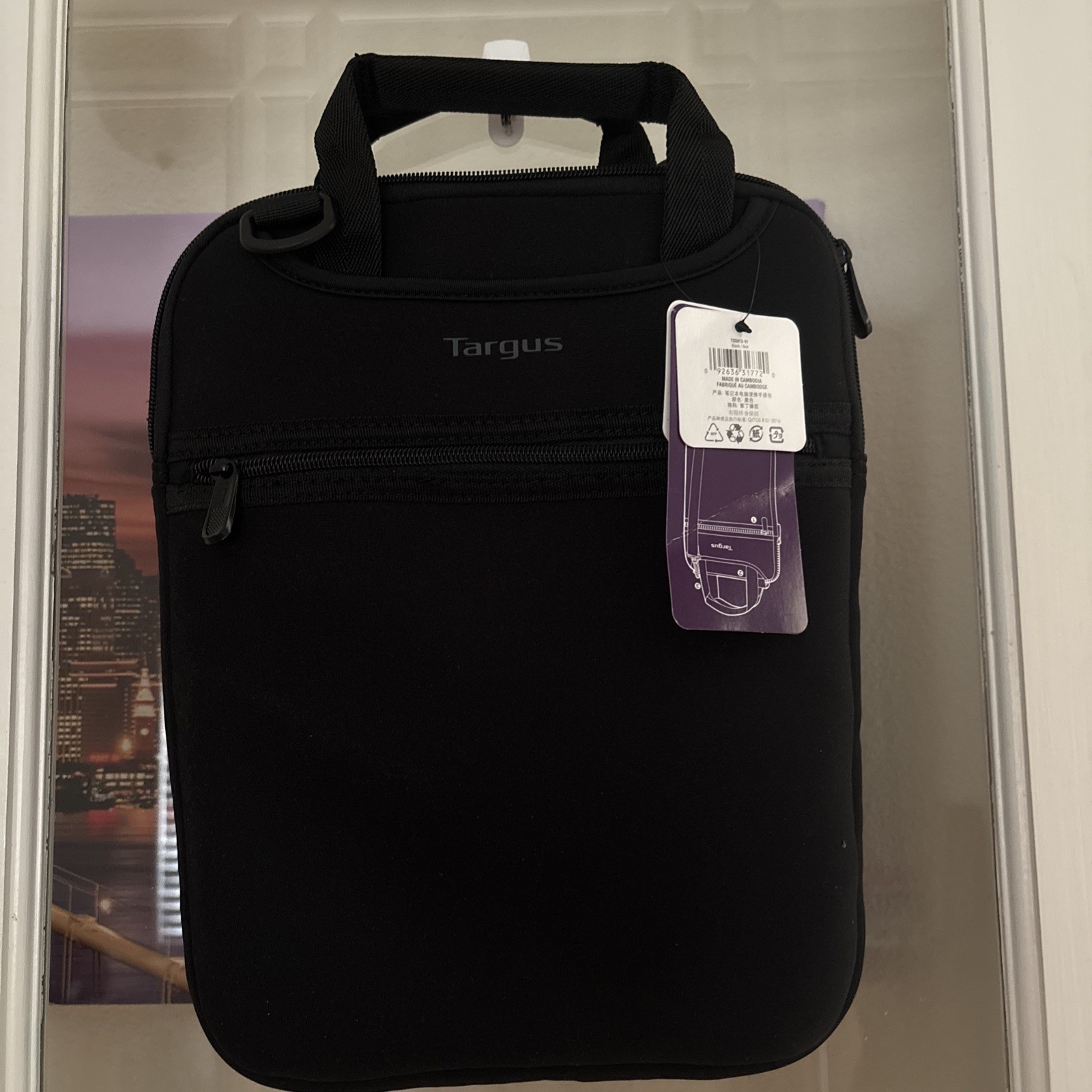 Targus 12” Vertical Slipcase with Hideaway Handles - TSS912 - Black