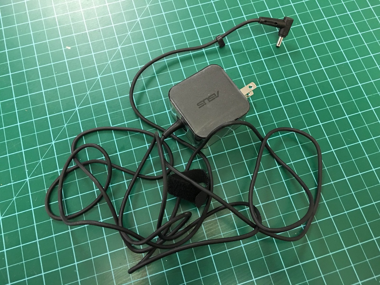 Genuine Asus AC Power Adapter 45W 19V 2.37A ADP-45BW Y