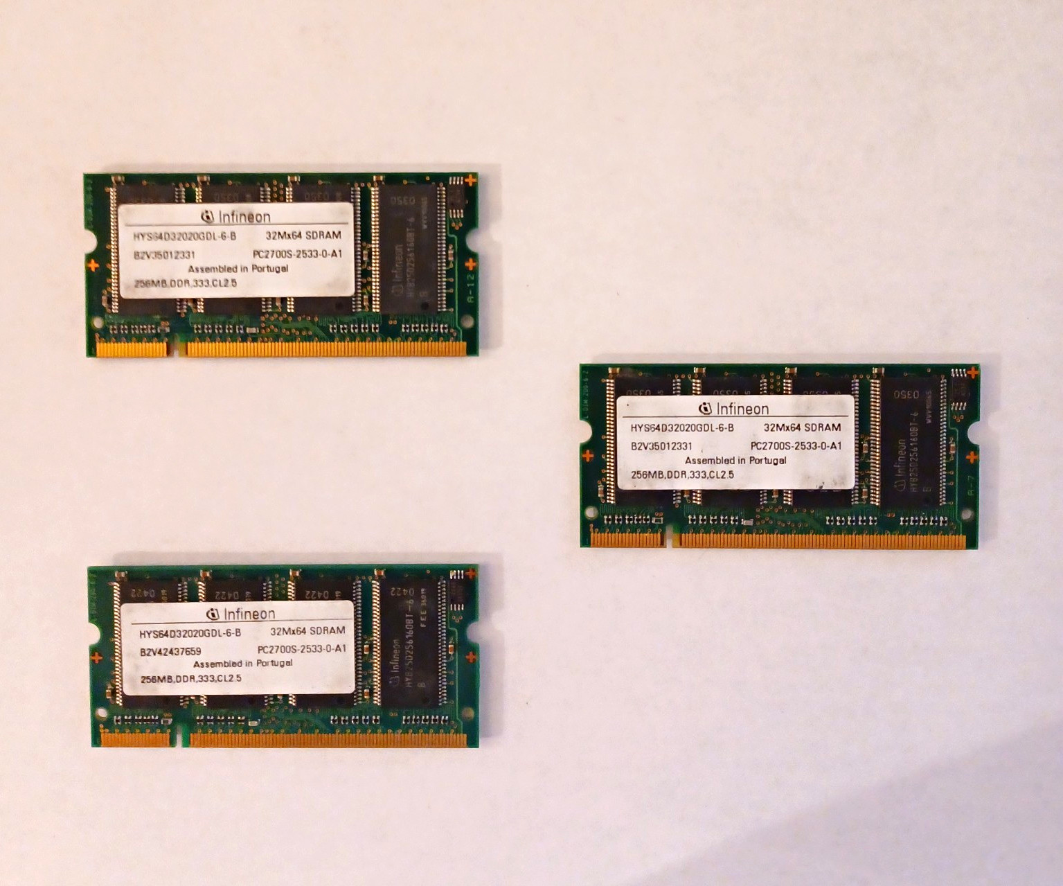 3x Infineon 256MB DDR DIMM 32Mx64 SDRAM PC2700S-2533-0-A1