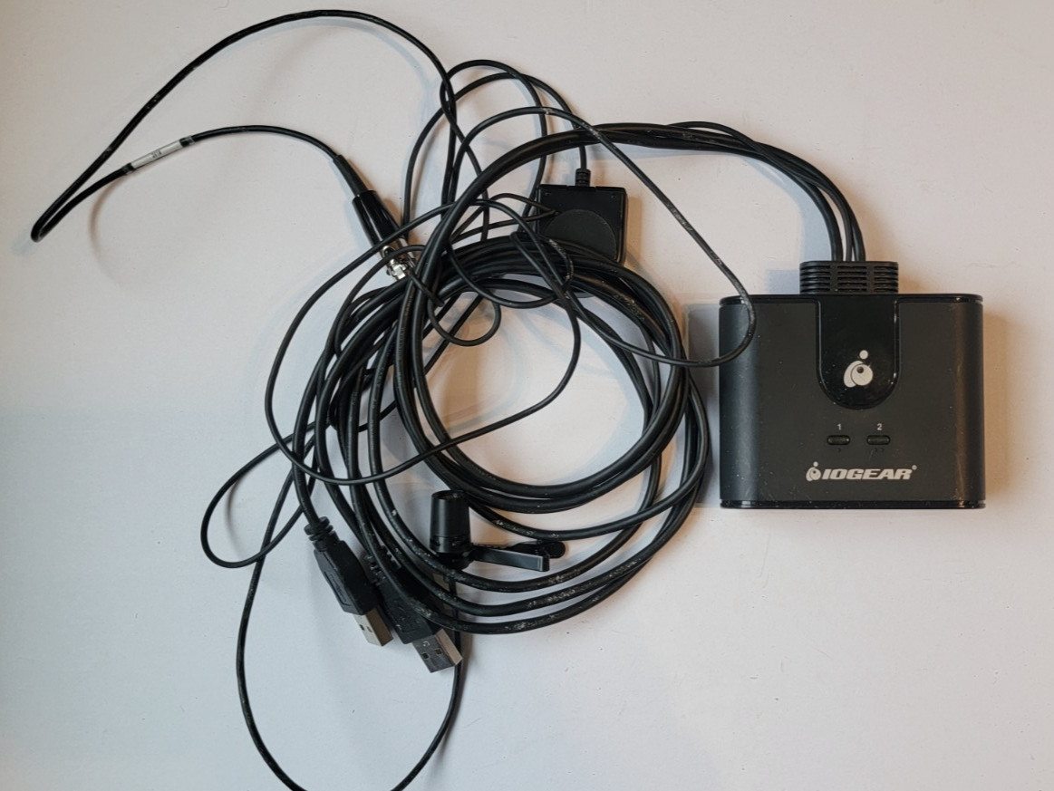 IOGEAR GUS402 2x4 USB 2.0 Peripheral Sharing Switch With Microphone
