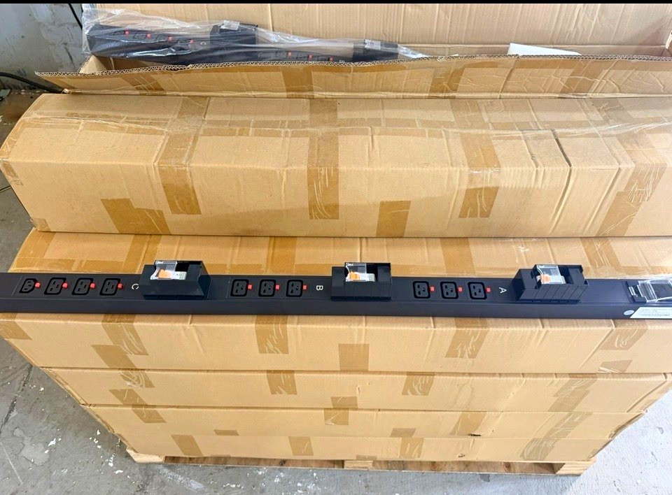 Power Distribution Unit PDU 3S63XD1-1e9g 63A 346-415V/200-240V Black (4)