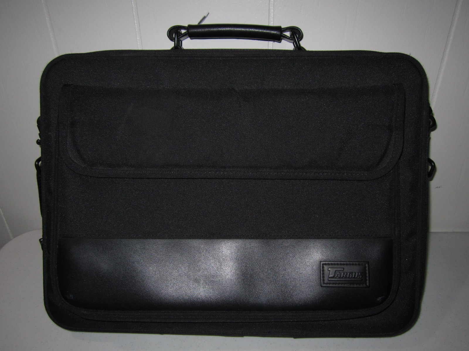 Targus Classic L Laptop Notebook bag case 15.4 in Clamshell fits 16 in laptop
