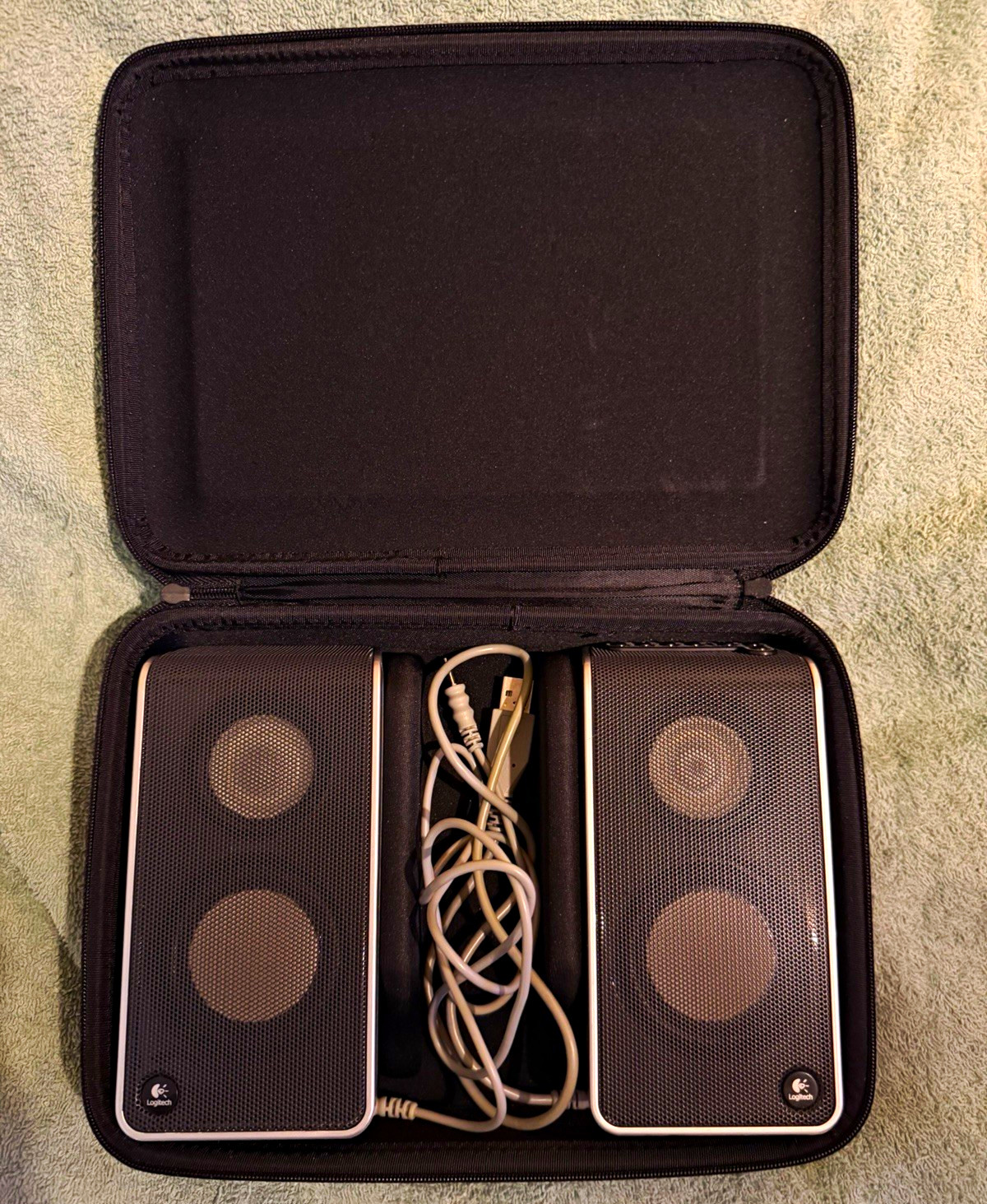 Logitech V20 USB Portable Laptop Notebook Speakers S-0155A w/ Travel Case EUC