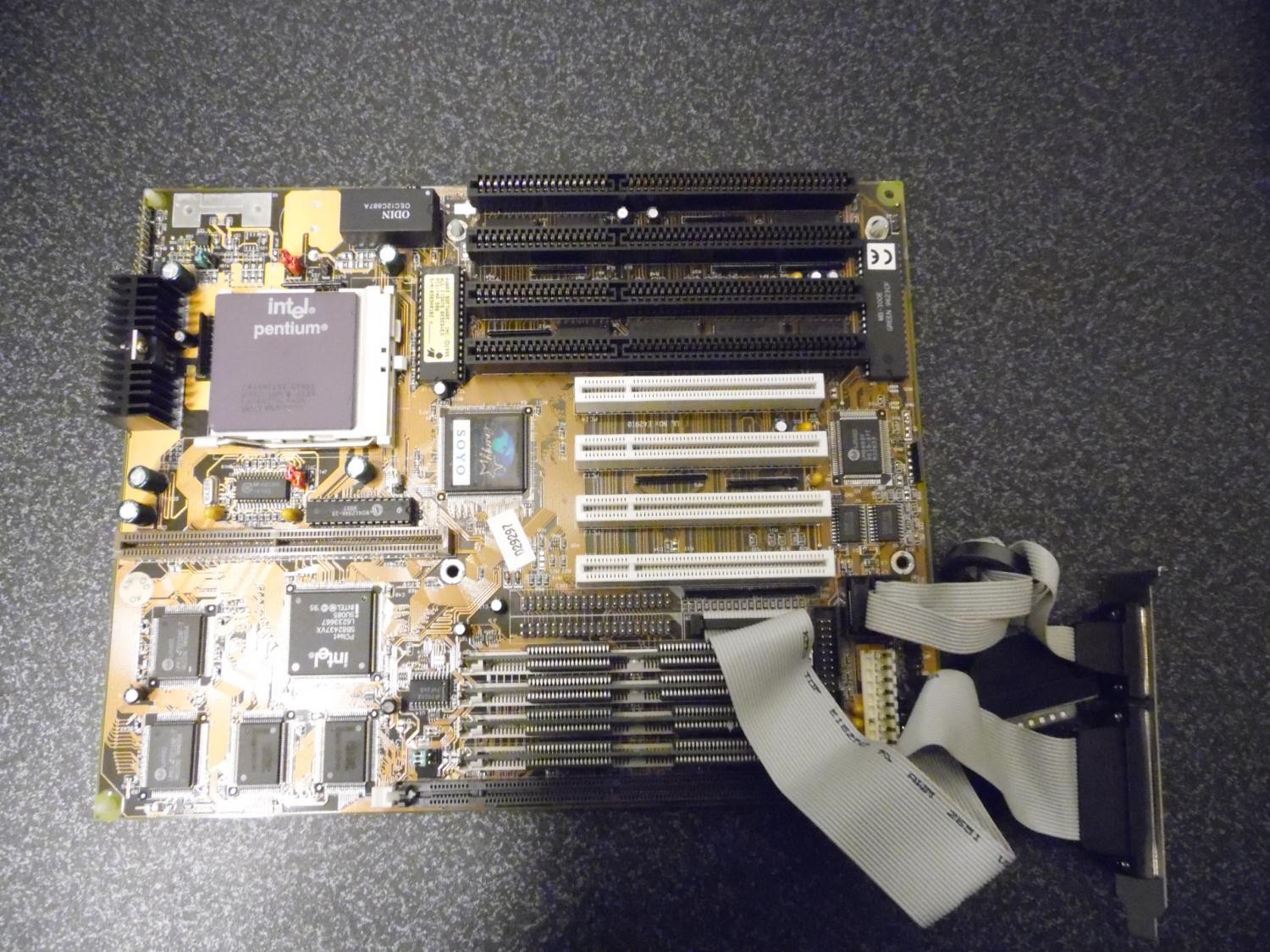 SOYO SY-5VA2 SDRAM 4x SIMM 4x ISA 4x PCI SOCKET 7 with 32MB EDO SDRAM and CPU