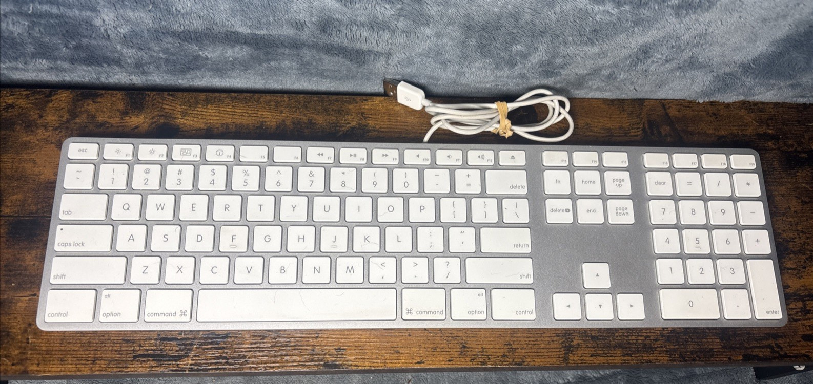 Genuine Apple Extended Keyboard w/ Numeric Keypad & USB Inputs Model A1243