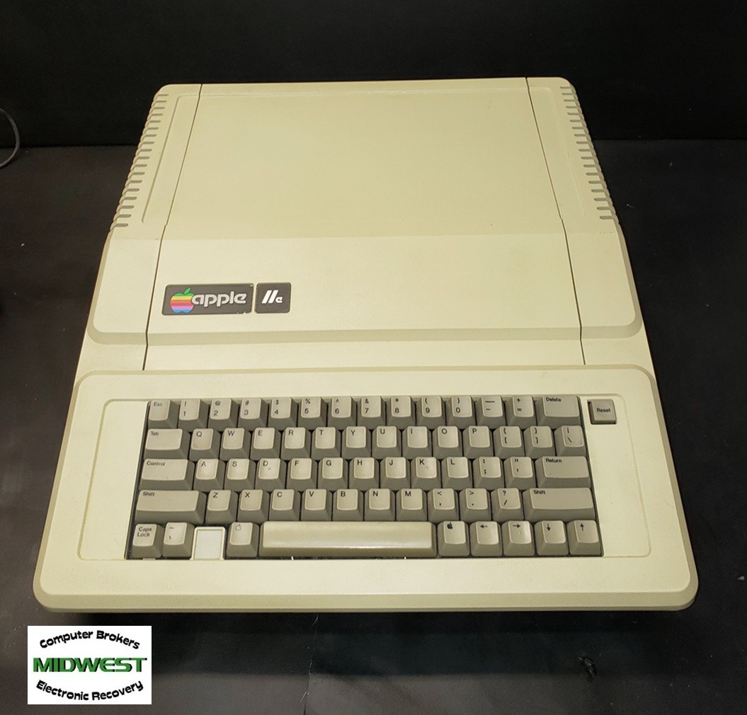 Vintage Apple IIe Computer A2S2064 Good Condition