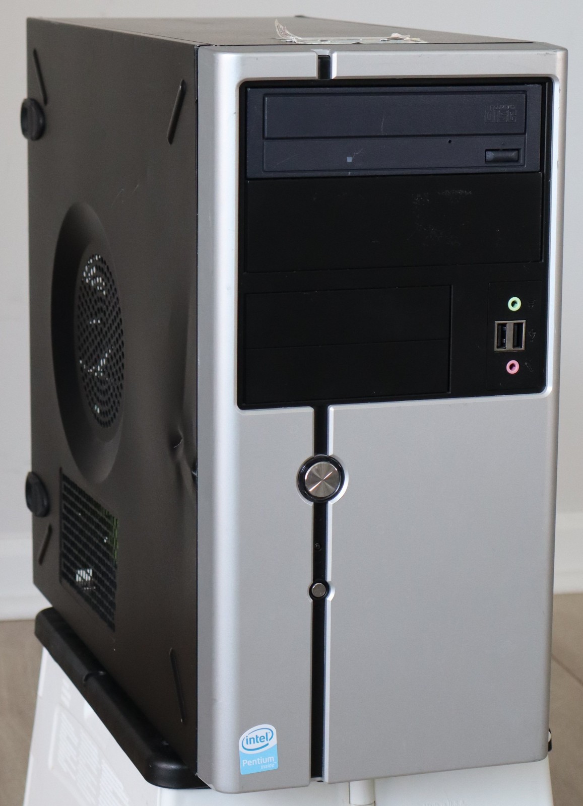 Windows 98 Retro Gaming PC Pentium 4 2.4GHz 512MB 40GB HDD Intel Extreme Graphic