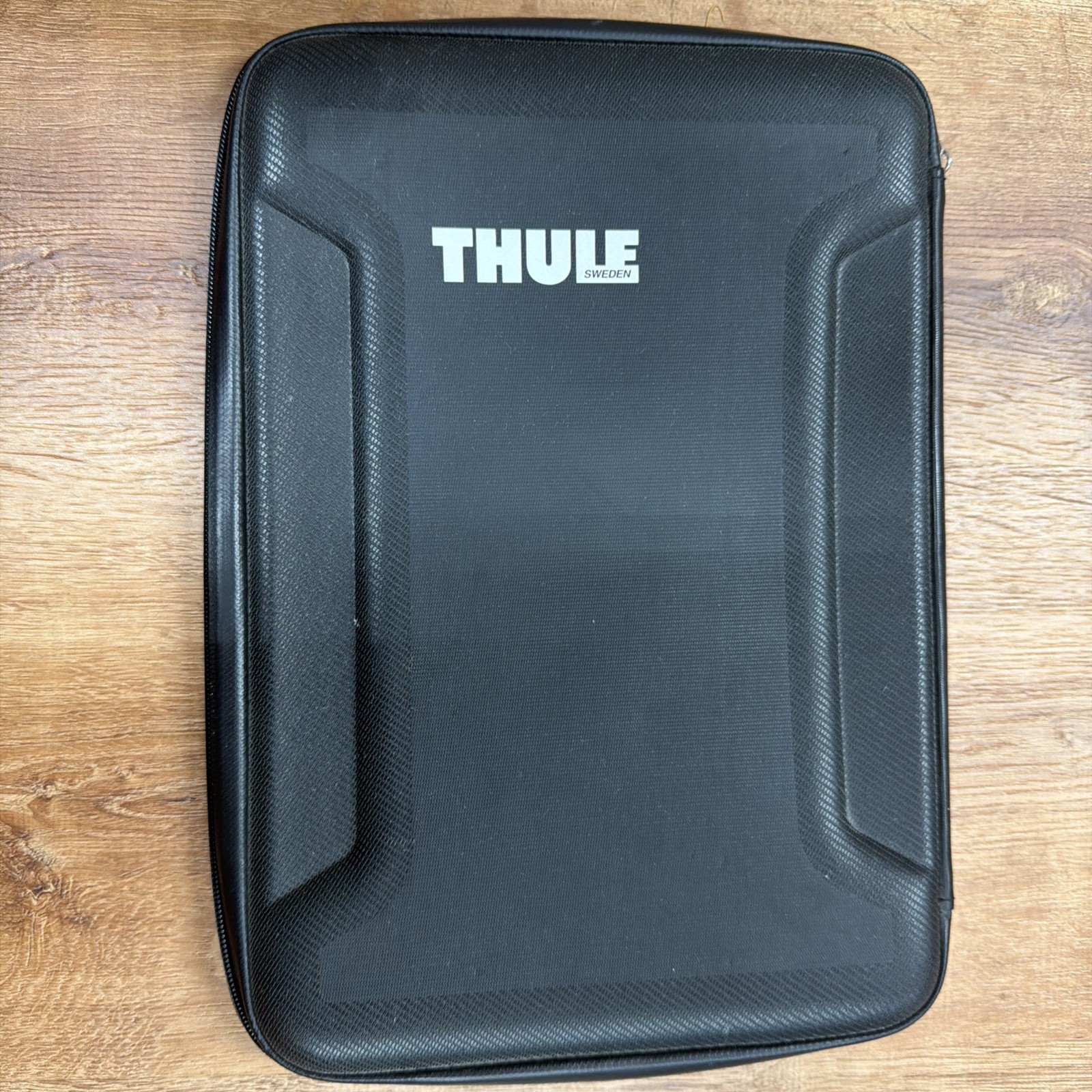 Thule Gauntlet Hard Shell Laptop Sleeve Case 15 16 MacBook Pro Air 14 PC Black