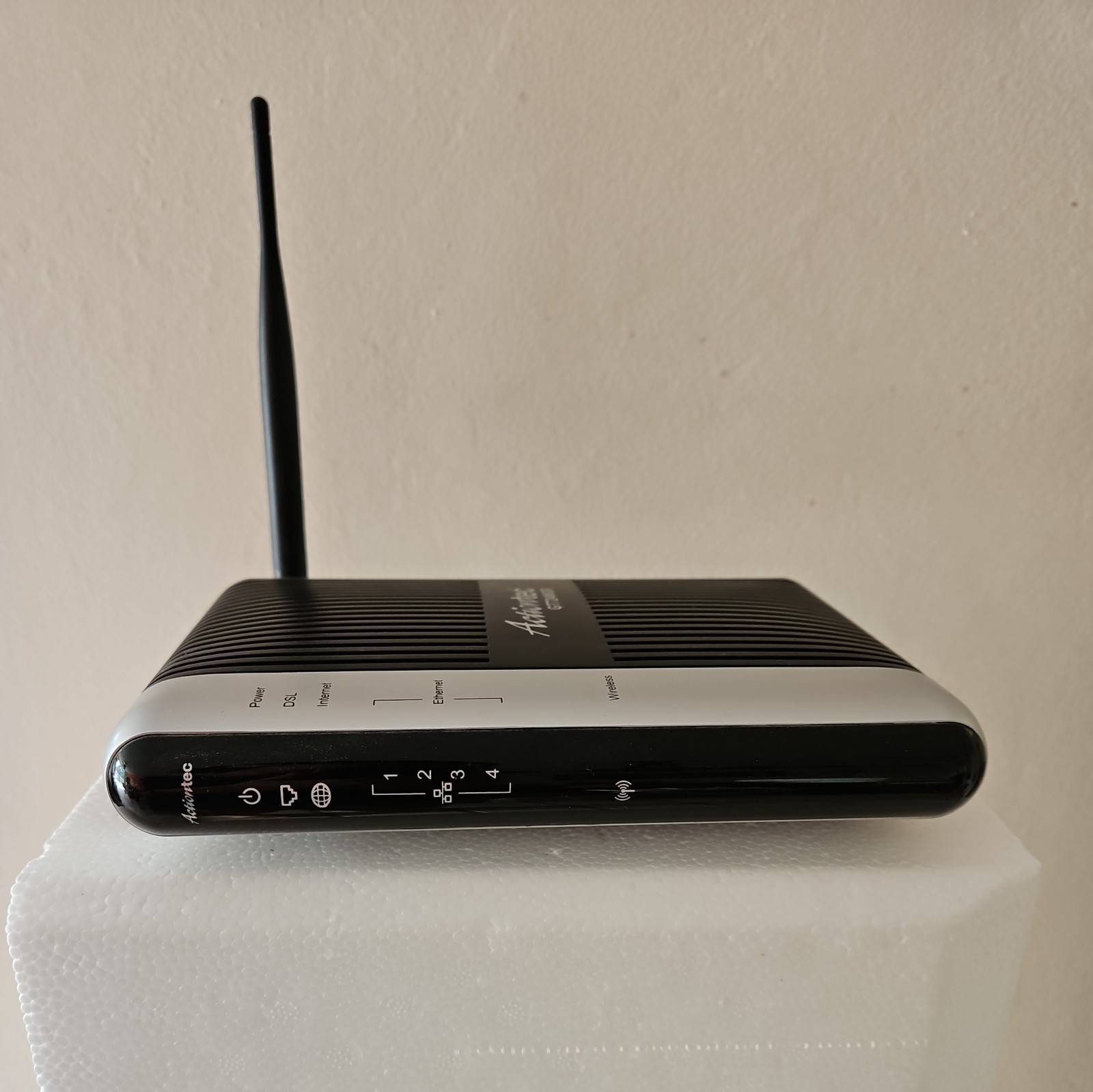 Actiontec 3in1-DSL Modem GT724WGR 4-Port Switch, Wireless G Router  Used