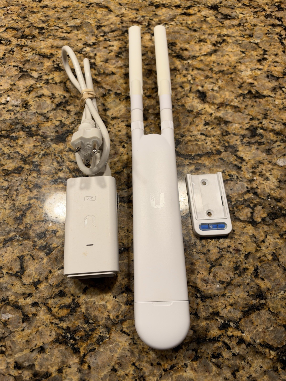 Ubiquiti UniFi AC Mesh UAP-AC-M + Antennas + PoE Injector + Wall Mount