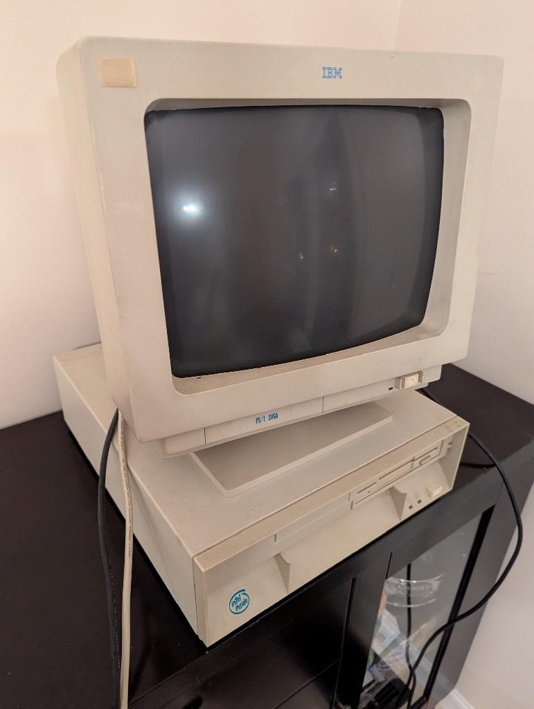 IBM PS/1 Essential Model 2133A 33 MHZ computer monitor keyboard.