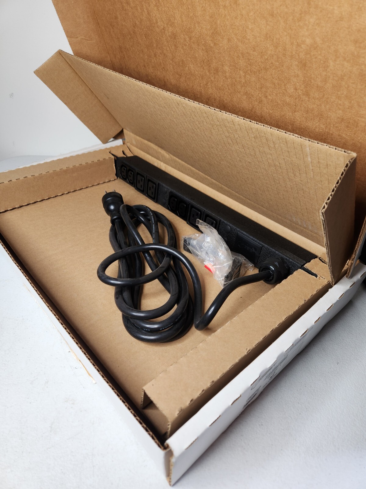 Geist 8 Outlet Vertical PDU 17" IEC C13/4 C19 VHVLN082-102I44ST6 NEMA 6-20 208V