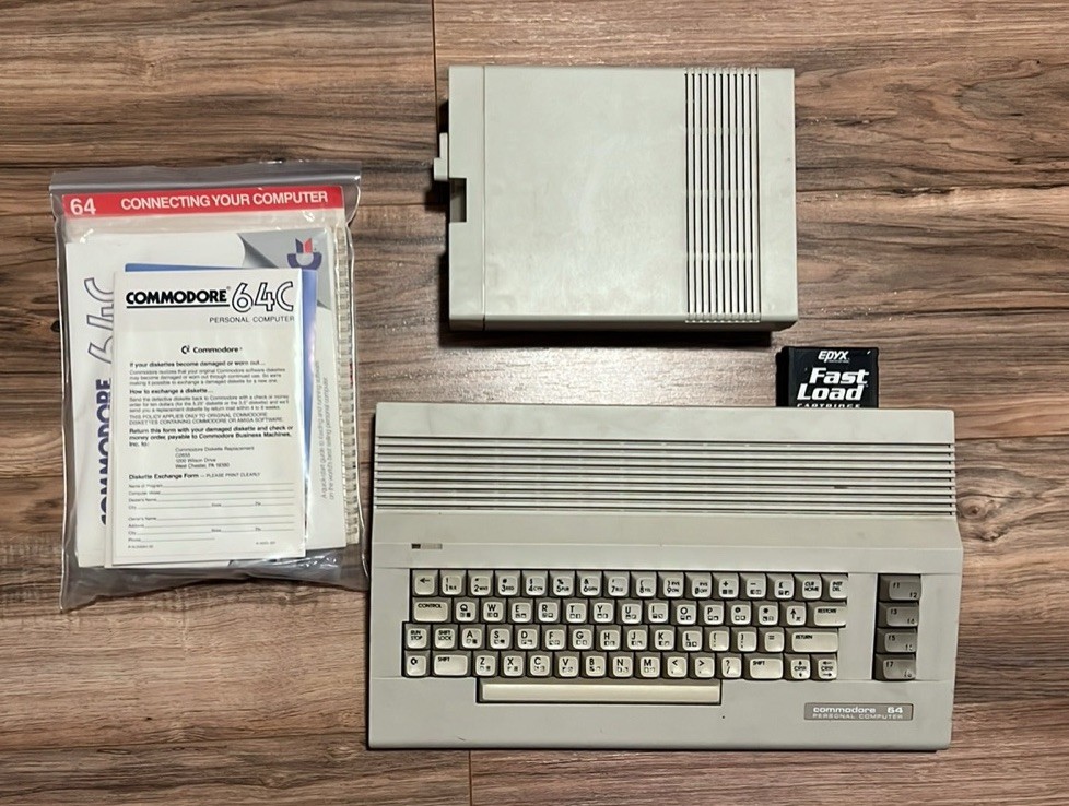 Commodore 64Model 1541 Single Drive Floppy Disk KEYBOARD UNTESTED
