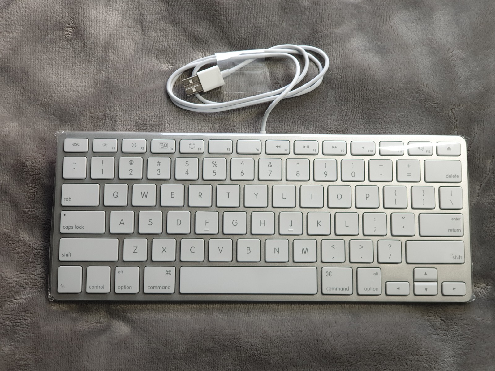 New Apple A1242 Wired USB Aluminum Keyboard 2 USB Ports MB869LL/A